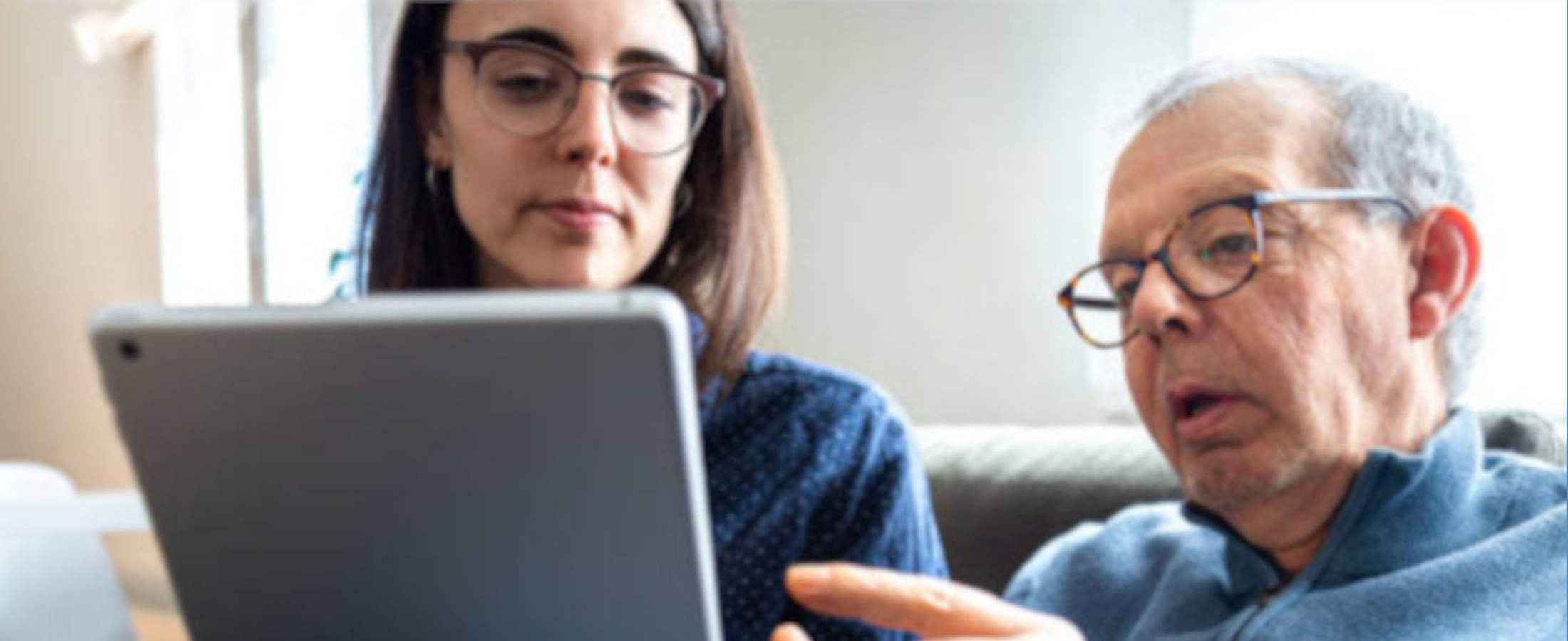 Assessoria digital per a persones grans amb AJUDAVI al Maresme