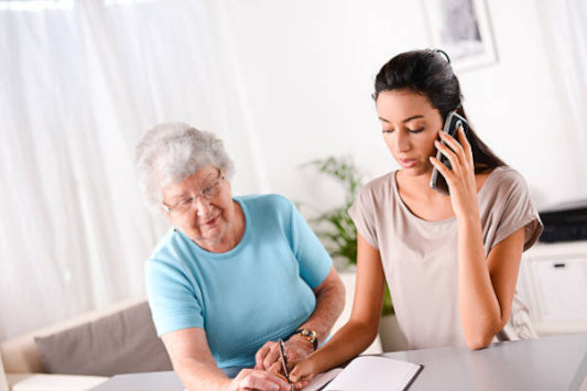 Assistència administrativa i gestions per a persones grans